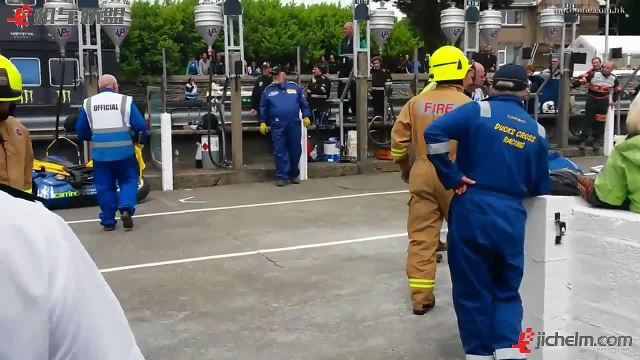 曼岛tt超级摩托车比赛 加油枪着火的一瞬间 车手都崩溃了