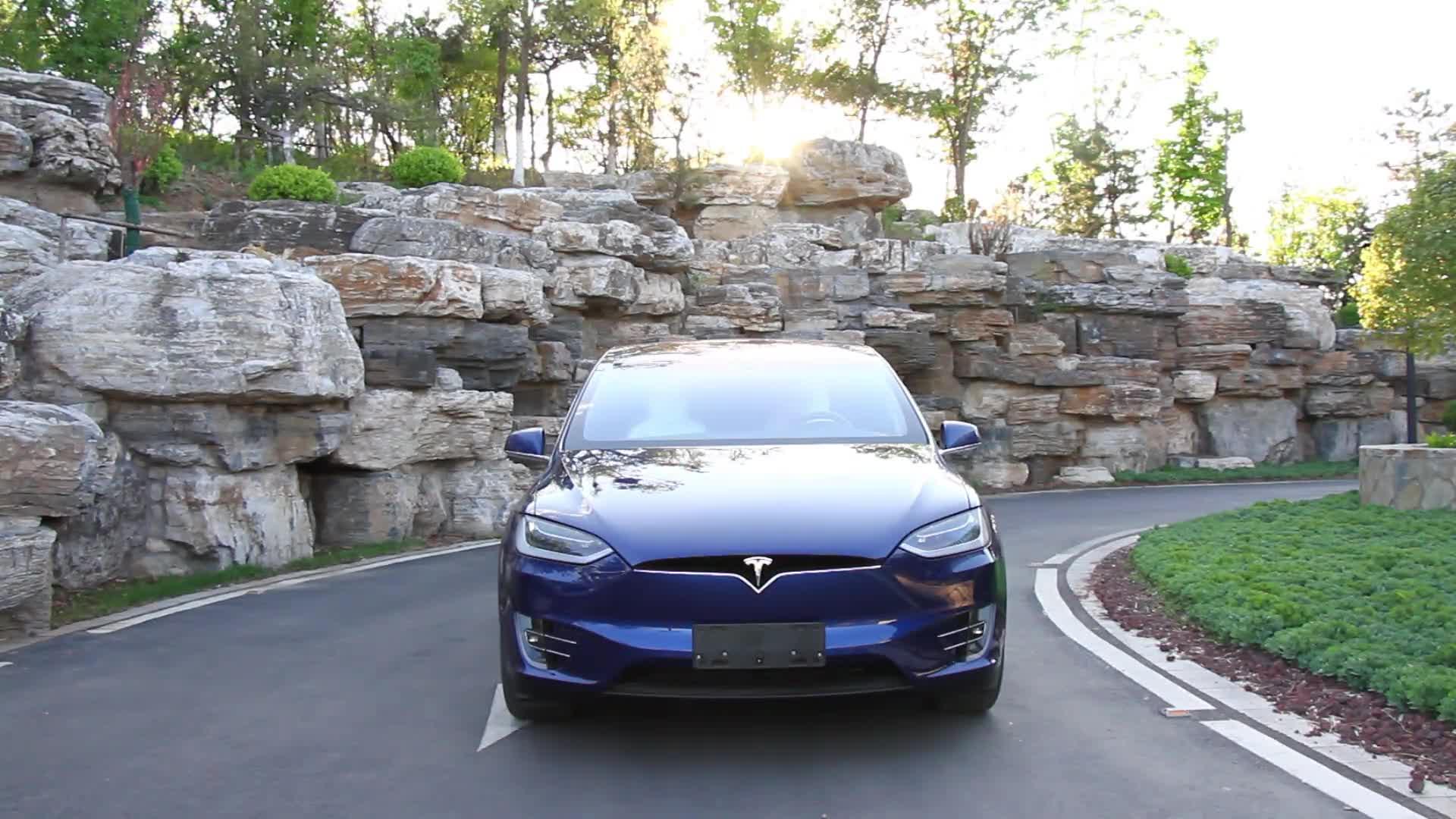最速SUV！吴佩试驾特斯拉Model X