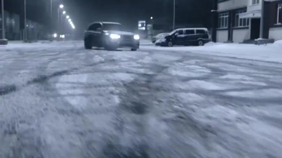 开宝马X5M雪地飘逸，网友：这是蒂花之秀？