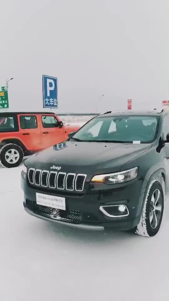 全新Jeep自由光雪地里撒欢！