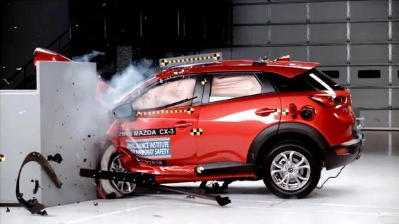 马自达CX-3 16款小重叠测试，车虽小但是安全性优良