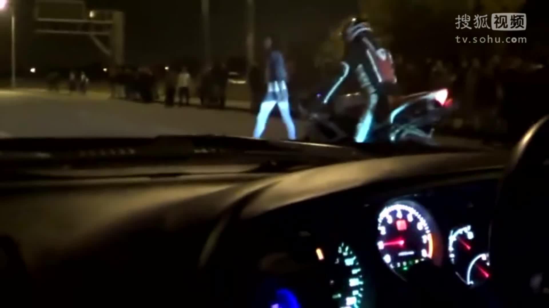 初段也不吃亏 丰田Supra vs 雅马哈R1 不愧是牛魔王