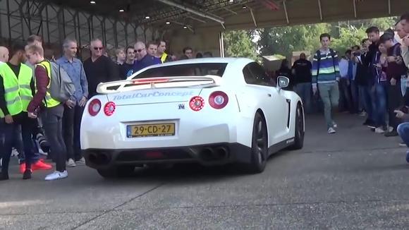 宝马M6 VS 尼桑 GTR，战神的实力不需要解释