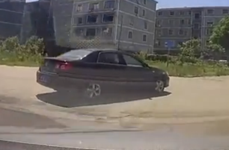 奔驰S400高速遇五菱荣光，想超车，最后被打脸