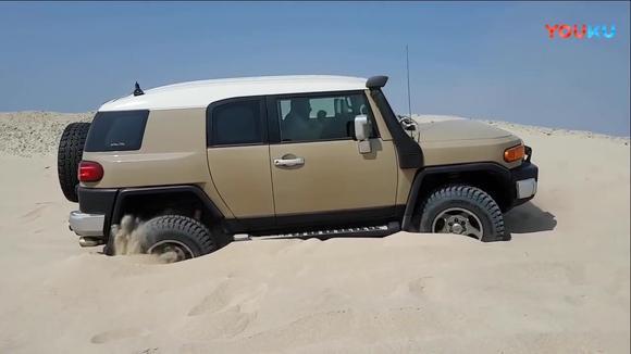 在沙漠试驾丰田酷路泽的越野性能，看完你才知道这车有多牛！