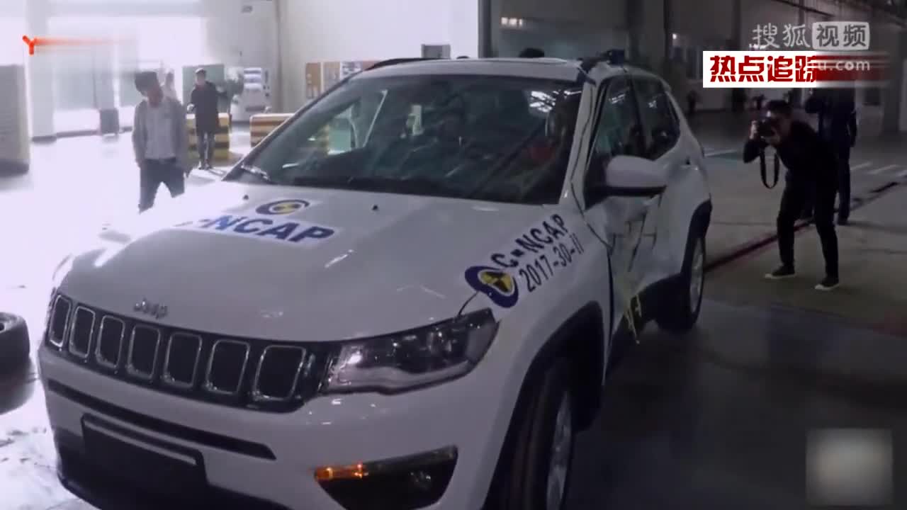 Jeep指南者CNCAP碰撞测试侧翻