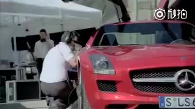 奔驰挑战重力 奔驰SLS 翻滾360度穿越隧道！
