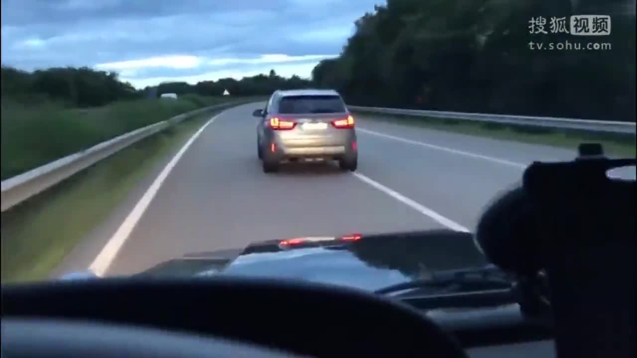 大块头飙车有多猛？奔驰G63德国高速遭遇宝马X5M 见车超车就是干