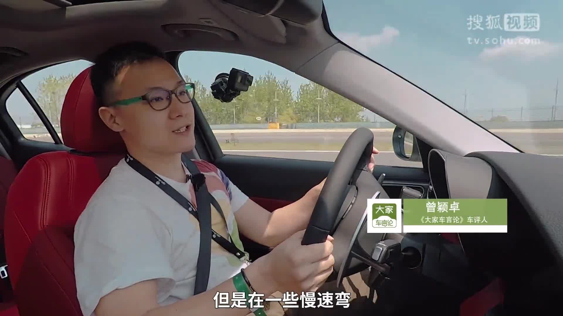 曾颖卓试驾阿尔法罗密欧Giulia四叶草高功率版本