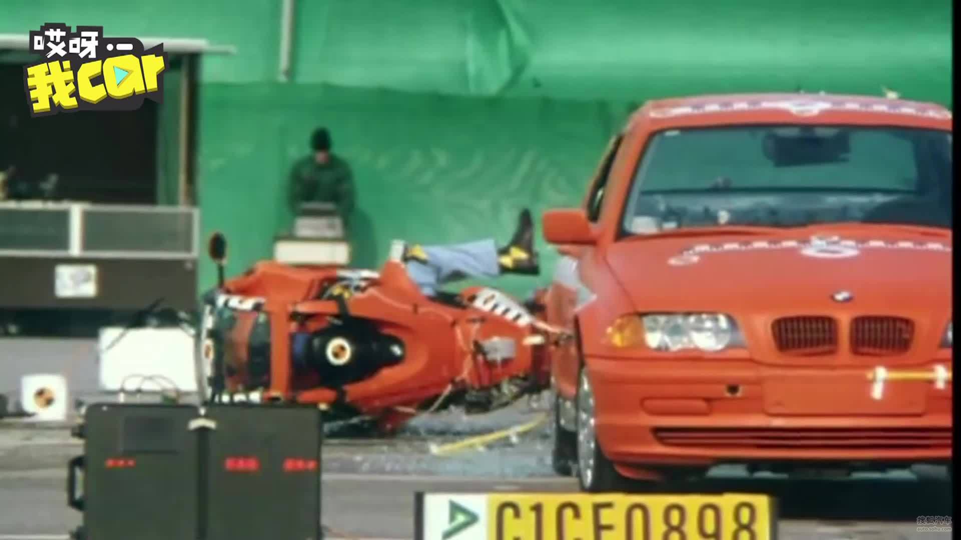 【哎呀我car】世界上最安全的摩托车 宝马C1碰撞测试 这画风怎么有点逗