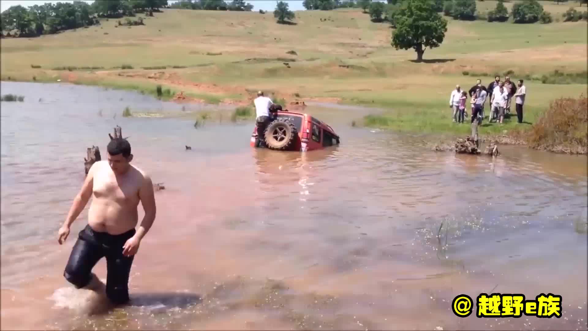 路虎发现越野玩水遭陷车