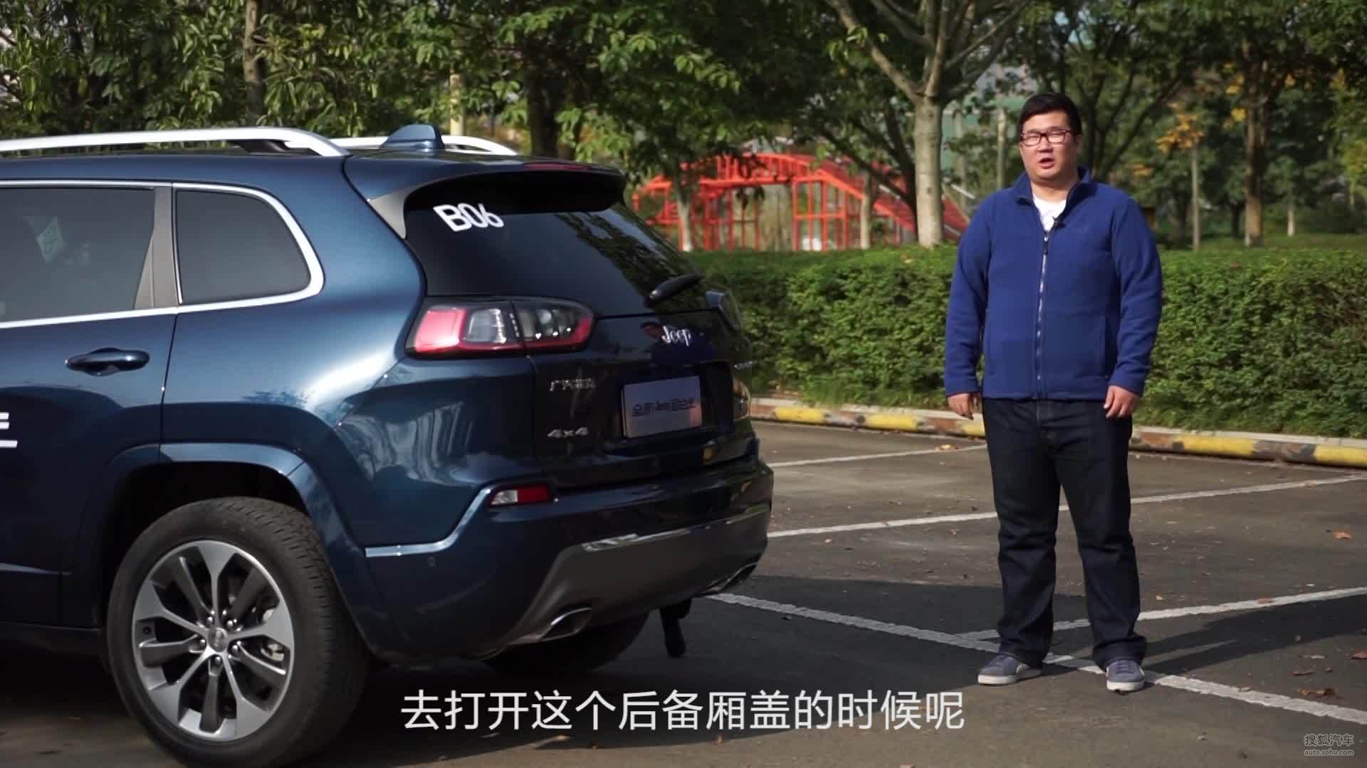 中期改款的Jeep自由光，后备厢空间多出了近一个油箱的容积