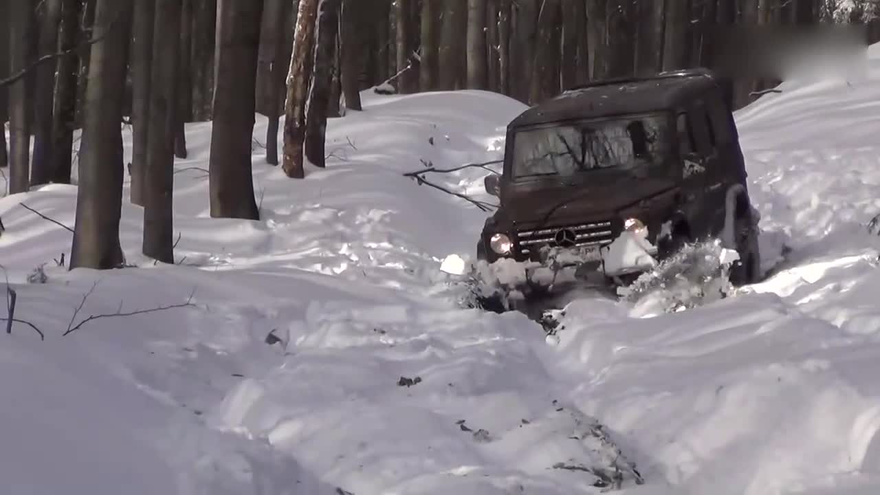 太强悍了!即使是冰天雪地,奔驰g级直接开进雪堆