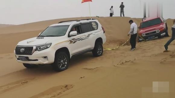 丰田普拉多沙漠救援FJ酷路泽，一脚油门轻松上来