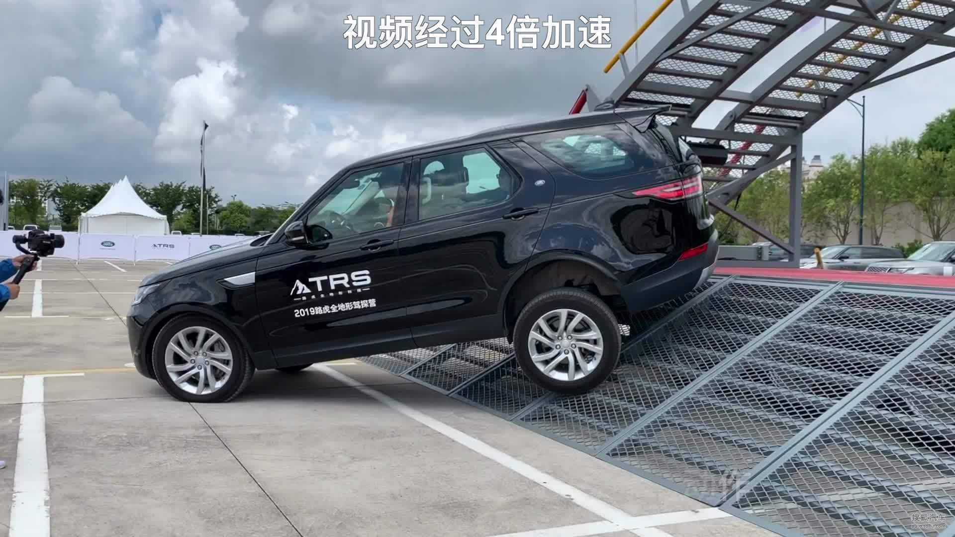 路虎发现在场地项目中完成了一套“跳水动作”