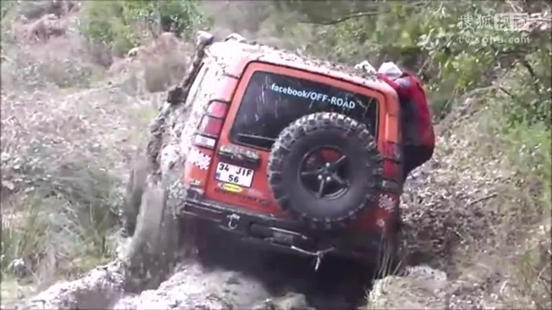 路虎发现玩越野 深陷深水坑