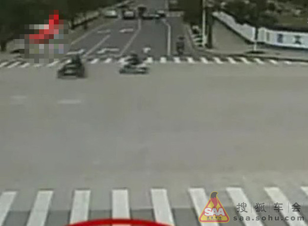 监控实拍:三名少年骑摩托车闯红灯被撞飞 - 搜