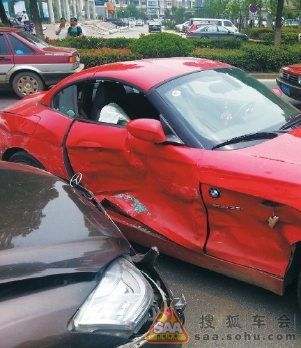 斗气开豪车斗气 闹市街头相互撞击_唐山K3论