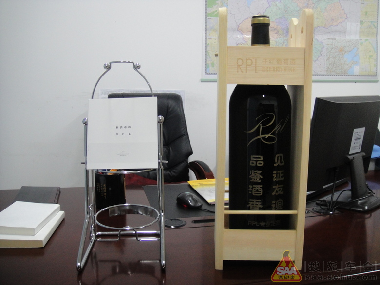 胶垫刚被狮友们装完.打开红酒领取记录本:啤酒肚等人的名字高清图片