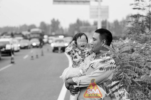  女司机高速 公路 掉头  撞上大货车2死一重伤 - 朗