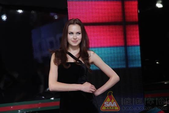 豪车身边的骨感车模图片