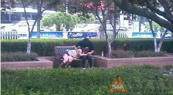 简直就是不知羞耻 男女街头酒后放肆一幕 - 狐