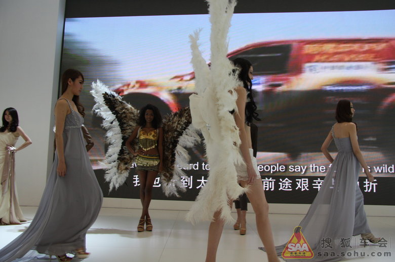 裙下春光乍泄 外国鸟人MM<em>不穿内裤</em>也敢上台 