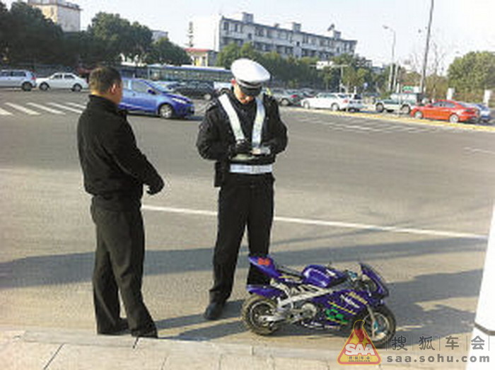 一男子骑迷你摩托车上路被交警查扣 - 京A军团