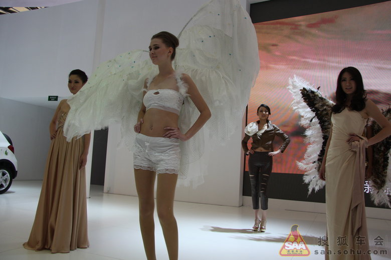 裙下春光乍泄 <em>外国</em>鸟人MM<em>不穿内裤</em>也敢上台_