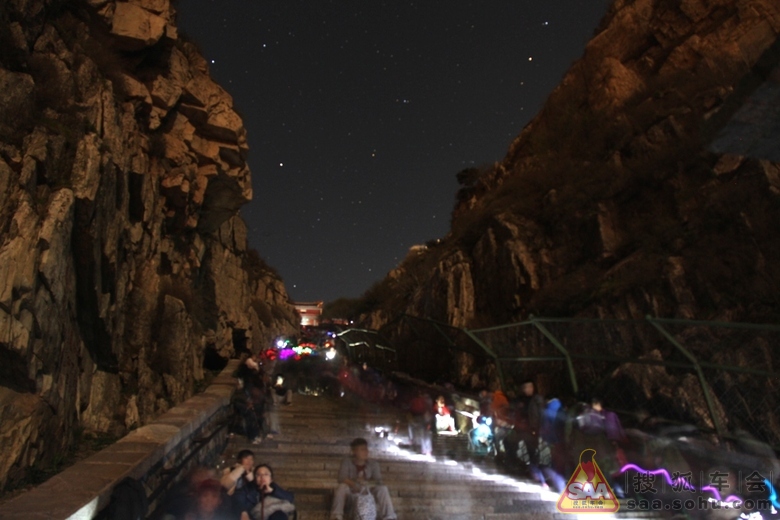 夜爬泰山_自驾游