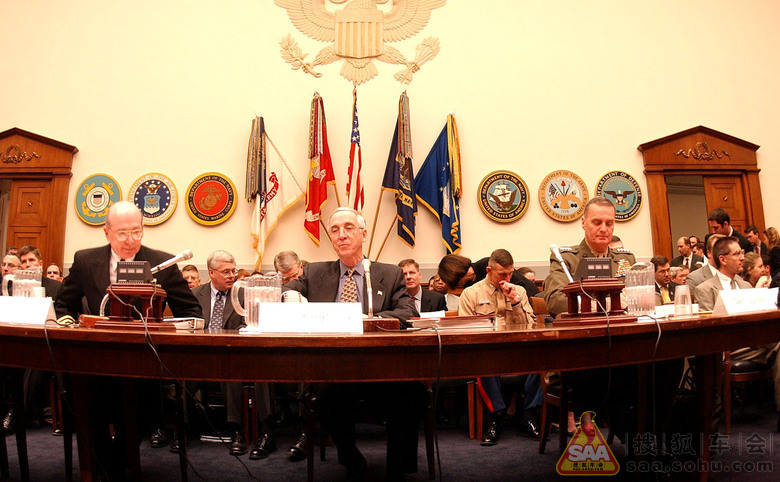 在美国国会军事委员会接受质询的军方大佬