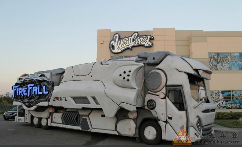 美改装厂打造超科幻游戏大巴 享受移动的酷玩