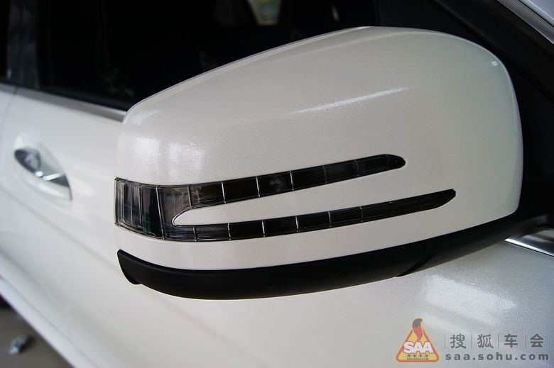 奔驰c63AMG全车珠光白+亮光黑顶