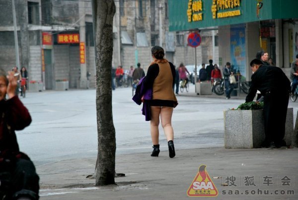 佛山禅城女子当街<em>小便</em>,骑马舞式打的,震惊了路