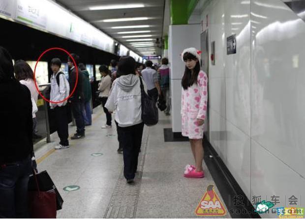 上海地铁里惊现<em>只穿睡衣</em>的女孩,看看神马是真