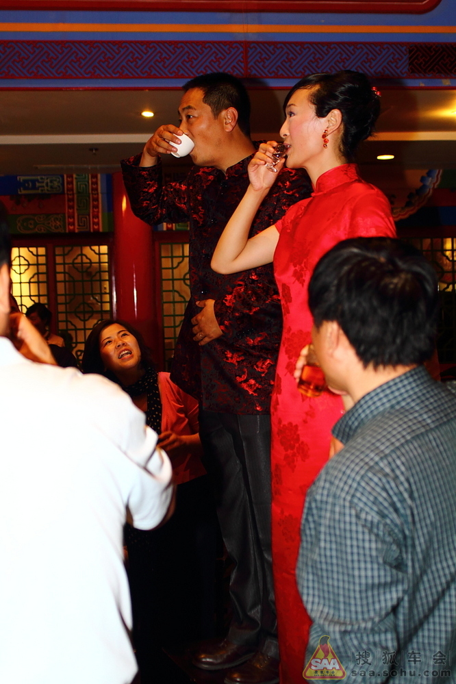 艾里在婚宴上喝到了最给力的饮品_自驾游