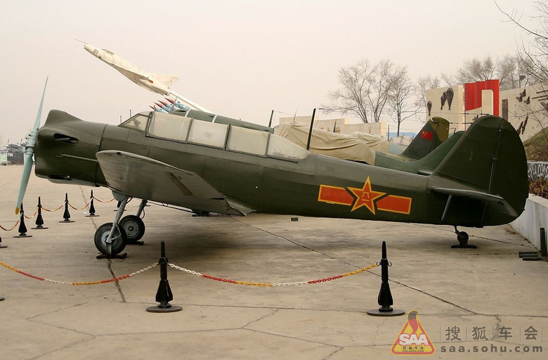 1954年7月初教5飞机试飞成功,从此,结束了中国不能制造飞机的历史,迈开了中国航空工业由修理走向制造的决定性一步。 初教-5教练机,我国第一种自行制造的初级教练机,原型为苏联雅克-18教练机。雅克-18是由前苏联雅克福列夫设计局于1946年设计生产的双座初级教练机。1951年,中共中央批准国有航空工业争取在3到5年内,从修理起步,逐步过度到仿制苏联教练机和歼击机。 1951年4月23日,国家航空局决定在建立南昌飞机制造厂。5月13日第一批建设者到达南昌,在国民党政府与意大利1934年合建的&