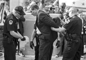 美国华盛顿市长因上街抗议财政预算被捕