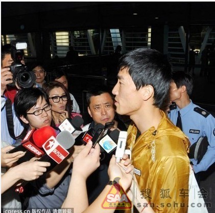  采访刘翔 。亮点是某个搔首弄姿的那个女人 - 上