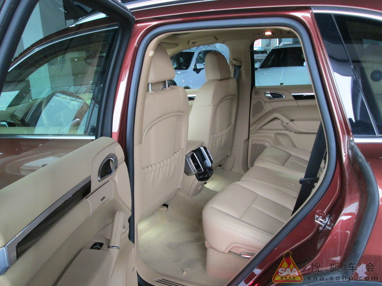 卡扎菲最美女保镖遭人轮女干 - 卡宴车友会