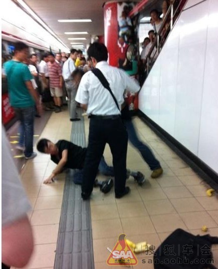 刚刚发生在地铁一号线上海体育馆站打架