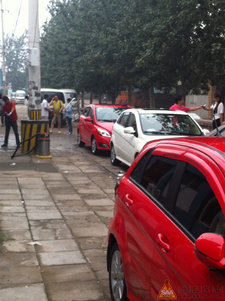 昨天会里几个人没事一起去4S店修车 聊天 哈哈