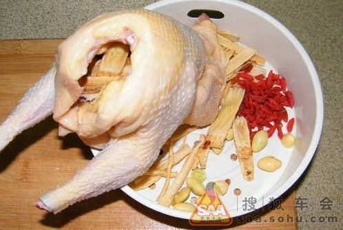 快过年了,介绍广东名菜猪肚鸡的做法