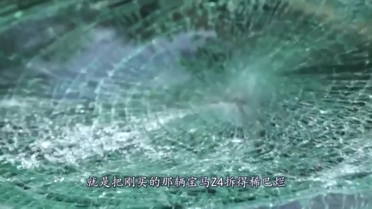 国外土豪真会玩，刚买回家的宝马Z4就砸掉了，老妈都要被气晕了