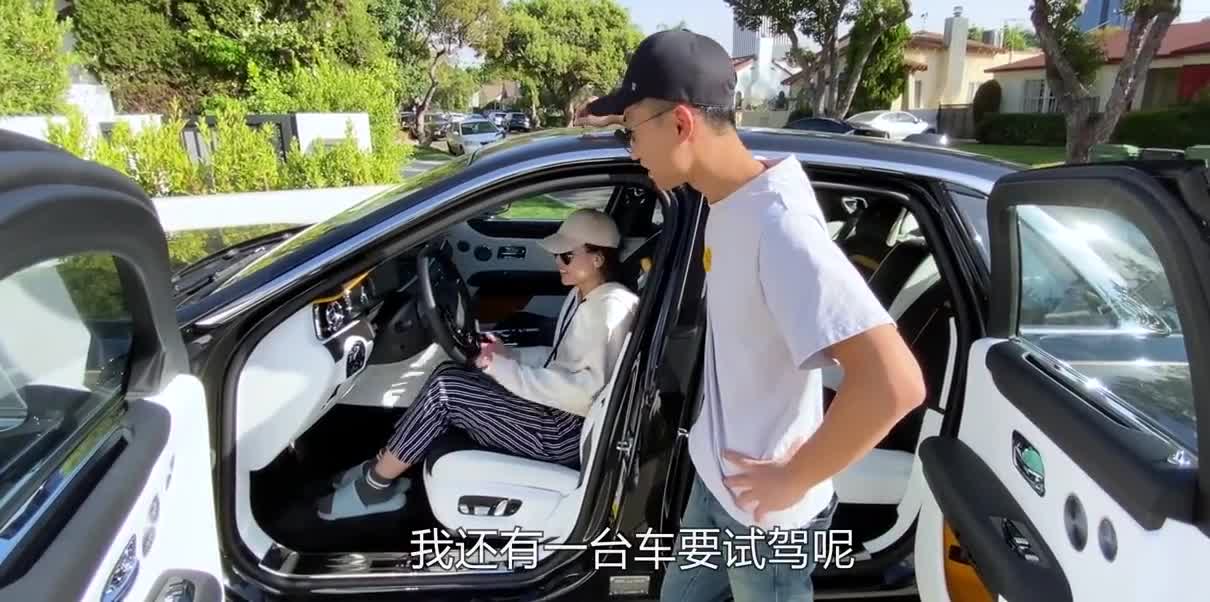 把新款劳斯莱斯古思特偷开回家，只为给老婆看一眼！