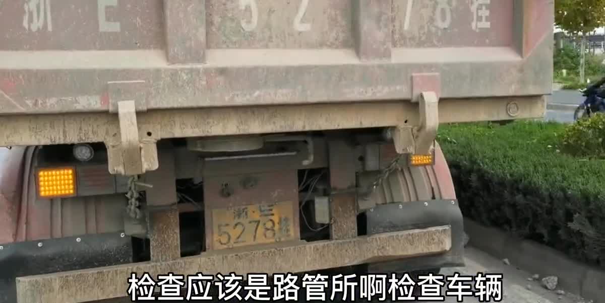 比亚迪唐DM被碰了，机舱盖都烂了，货车师傅的“诡异“操作恐怖啊