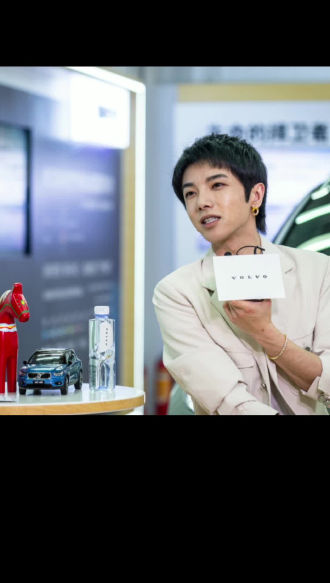 华晨宇亮相沃尔沃展台，助阵XC40纯电版上市，粉丝把展台围得水泄不通