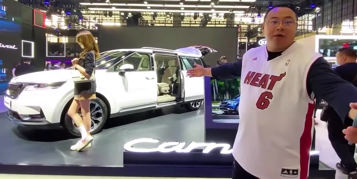 起亚嘉华这款车气质挺不错，第三排好用，价格值得等！