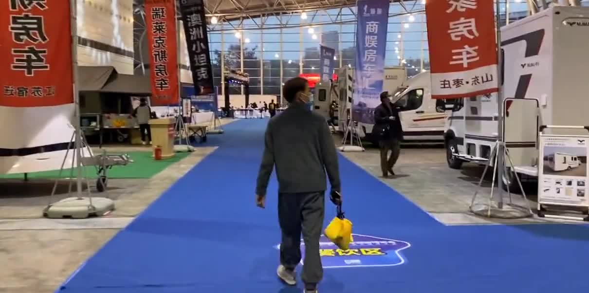 夫妻两去上海看了自行式房车展，瞬间觉得17w的长城炮不香了。