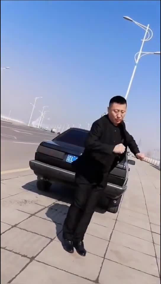 中山装，黑普桑，后备箱里全是枪，看把你嘚瑟的#就要秀给你看